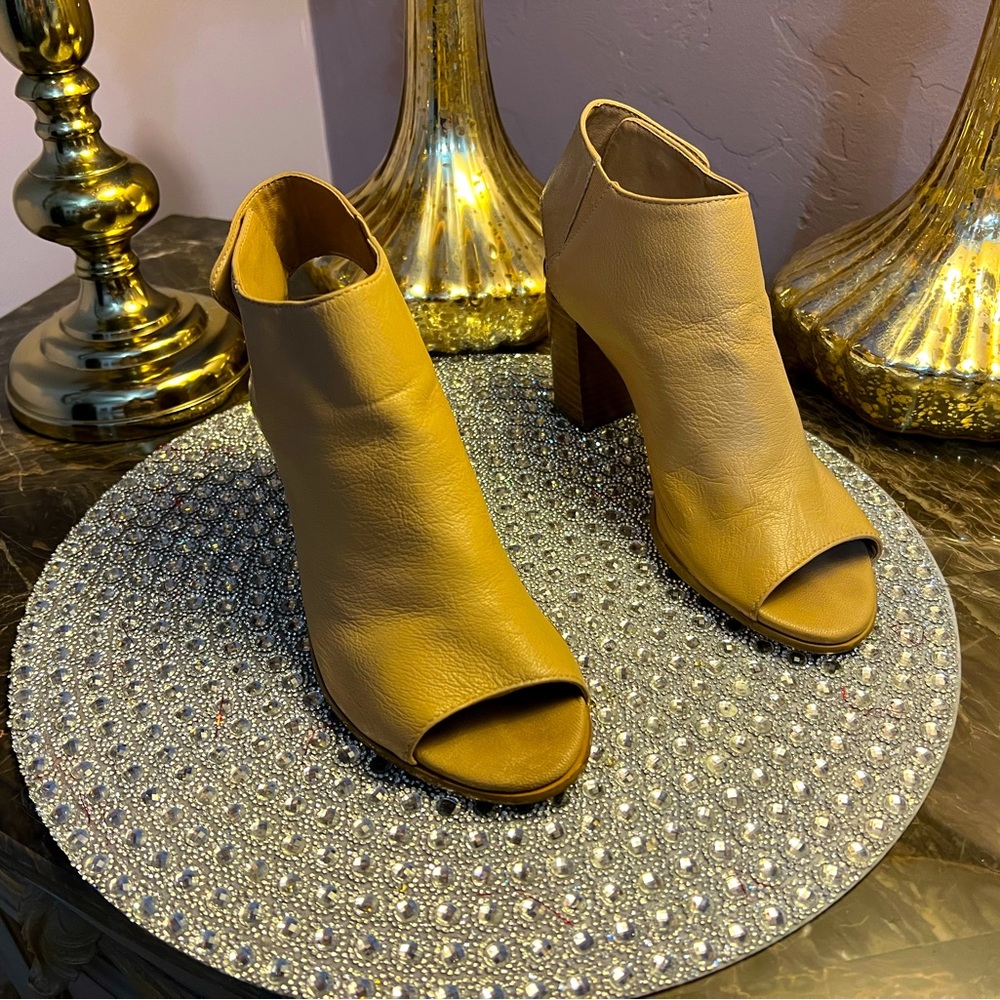 Steve Madden tan heels